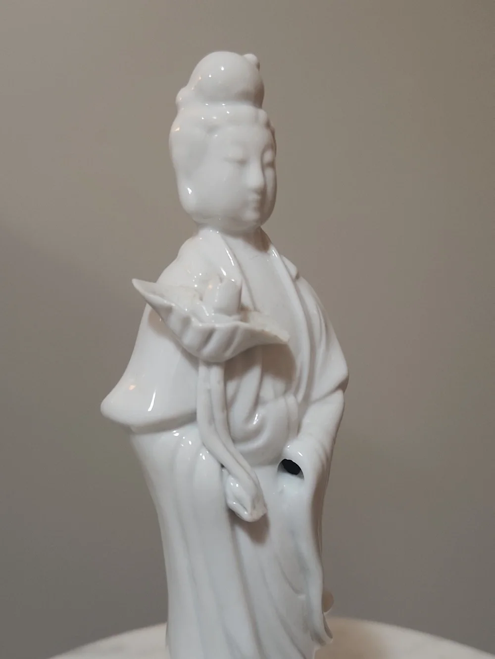 White Blanc De Chine Porcelain Guanyin Statue - Decorative Home Accent - Picture 4 of 11